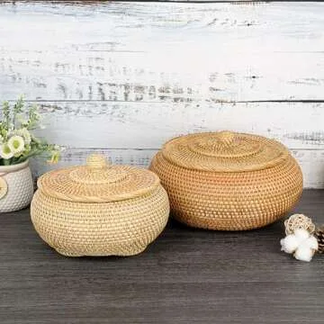 Hipiwe Round Rattan Basket Box with Lid Hand-Woven Wicker Basket Bin Tray Multi-Purpose Picnic Food Bread Storage Basket Decorative Box for Home Bathroom Shelf Organizing, Small