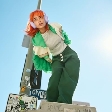 Bose QuietComfort Wireless Noise Cancelling Headphones, Bluetooth Over Ear Headphones with Up to 24 Hours of Battery Life, Chilled Lilac - Limited Edition Color (Renewed)