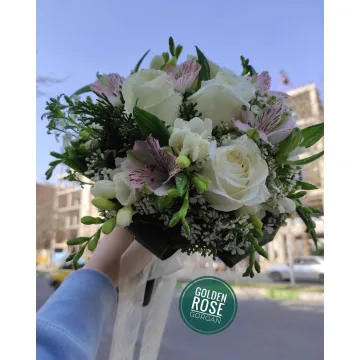 دسته‌گل عروس رز سفید با آلسترومریا و فریزیا