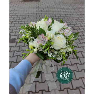 دسته‌گل عروس رز سفید با آلسترومریا و فریزیا