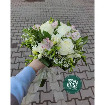 دسته‌گل عروس رز سفید با آلسترومریا و فریزیا