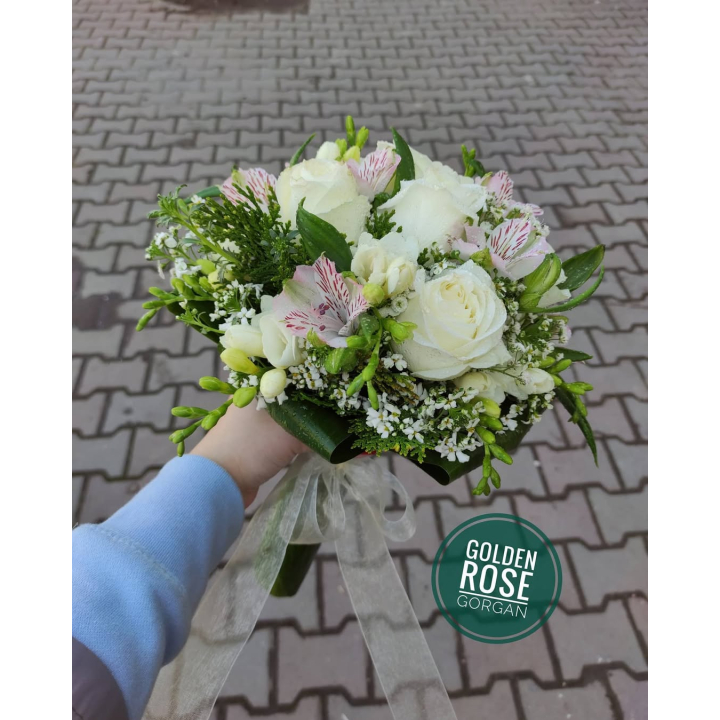 دسته‌گل عروس رز سفید با آلسترومریا و فریزیا
