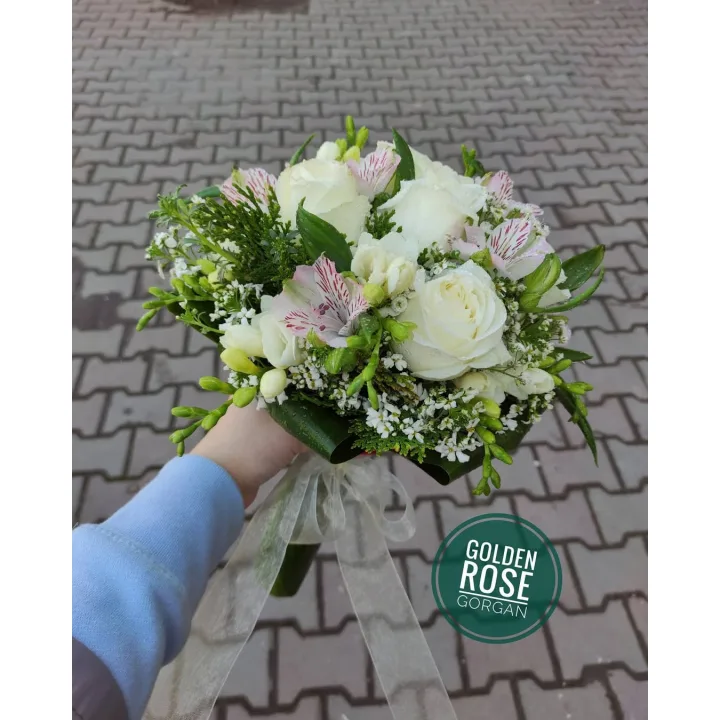 دسته‌گل عروس رز سفید با آلسترومریا و فریزیا
