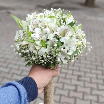 دسته‌گل عروس سفید با آلسترومریا و ژیپسوفیلا | مدل گرد ک...