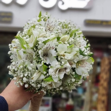 دسته‌گل عروس سفید با آلسترومریا و ژیپسوفیلا | مدل گرد کلاسیک و مینیمال