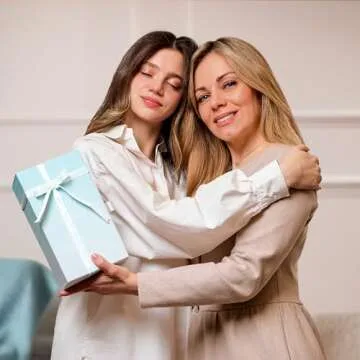 UNO MAS UNO 8-Inch Mom and Daughter Gift Statue