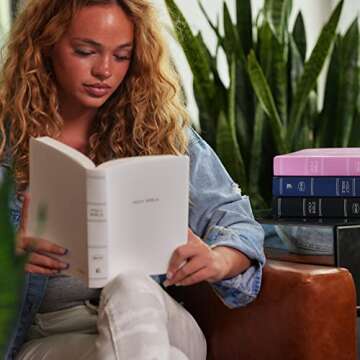 NKJV, Gift and Award Bible, Leather-Look, White, Red Letter, Comfort Print: Holy Bible, New King James Version