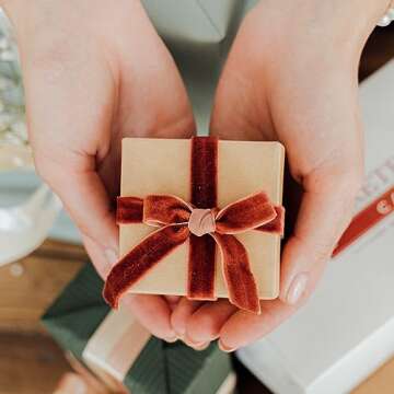 Quhora Velvet Ribbon, 5/8 Inch X 25 Yd with Spool, White Velvet Ribbon- Ideal for Crafts, Gifts, Bows, Christmas Trees, Weddings, and Ornaments