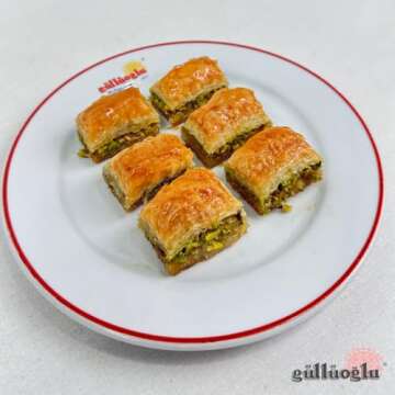 Gulluoglu's Famous Turkish Pistachio Baklava – 14 Pieces of Delicacy from Istanbul