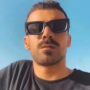 Onrtry Stylish Rectangle Sunglasses with UV400 Protection