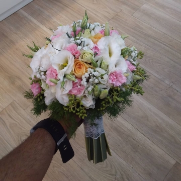 دسته‌گل عروس گرد کلاسیک | رز، لیسیانتوس و ژیپسوفیلا (سف...