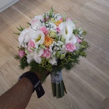 دسته‌گل عروس گرد کلاسیک | رز، لیسیانتوس و ژیپسوفیلا (سفید و صورتی)