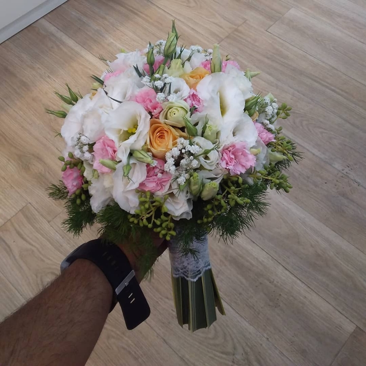 دسته‌گل عروس گرد کلاسیک | رز، لیسیانتوس و ژیپسوفیلا (سفید و صورتی)