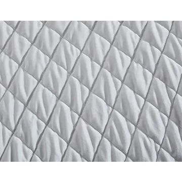 Vera Wang Luxurious Velvet Queen Quilt Set With Shams