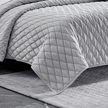 Vera Wang Luxurious Velvet Queen Quilt Set With Shams