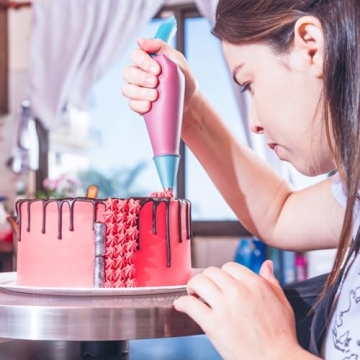 124 Pcs Cake Decorating Set with Piping Bags & Tips