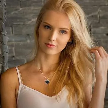 SmileBelle Black Heart Necklace for Stylish Women