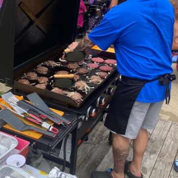 Evelots Cast Iron Burger Press - Heavy Duty Pre-Seasoned Burger Smasher for Grill - Weighted Press for Meat, Grilled Cheese, Panini - Cook Evenly & Faster - Round Wood Handle