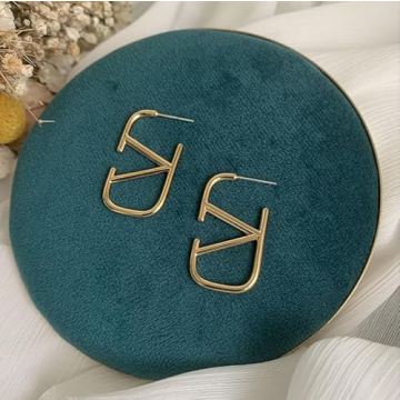 Luxurious 18K Gold V-Shaped Geometric Earrings for Women