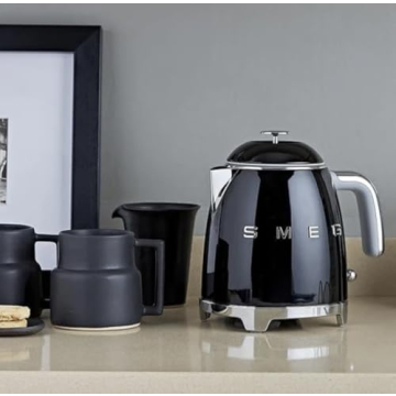 SMEG Retro Electric Water Kettle with Auto Shutoff