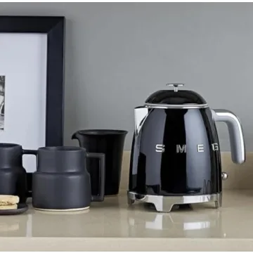 SMEG Retro Electric Water Kettle with Auto Shutoff