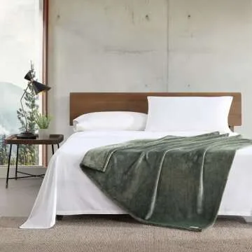 Eddie Bauer - Blanket, Super Soft Reversible Sherpa & Brushed Fleece Bedding, Throw Blankets for Couch, Ideal for Lounging (Ultra Lux Solid Green)