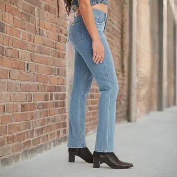 Levi's Women's Classic Straight Jeans for Comfort and Style
