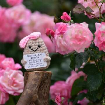 qyqkfly Mini Positive Cute Funny Life Potato Tomato Eggplant Onion Cute Animals Creative Knitted Holding Card Crochet Birthday Christmas Girls Gifts Party Decor