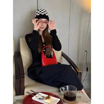 Chic Red Leather Crossbody Bag for Every Occasion