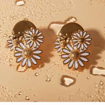 HDKXBEJ Cute Daisy Earrings for Women Fall White Flower Stud Earrings Hypoallergenic Stainless Steel Fashion Earrings Pretty Small Unique Daisy Jewelry for Women
