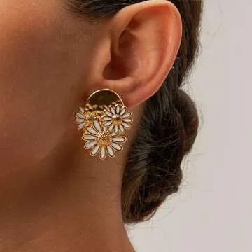 HDKXBEJ Cute Daisy Earrings for Women Fall White Flower Stud Earrings Hypoallergenic Stainless Steel Fashion Earrings Pretty Small Unique Daisy Jewelry for Women