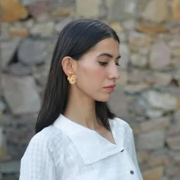 HDKXBEJ Cute Daisy Earrings for Women Fall White Flower Stud Earrings Hypoallergenic Stainless Steel Fashion Earrings Pretty Small Unique Daisy Jewelry for Women