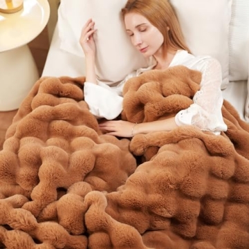 Comfort & Warmth - Plush Faux Fur Blanket for All Seasons