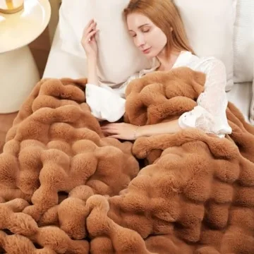 Comfort & Warmth - Plush Faux Fur Blanket for All Seasons