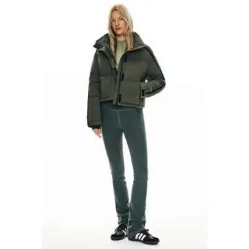 Orolay Women's Cropped Puffer Jacket Winter Stand Collar Quilted Down Coat Warm Fashion Zip Up Outerwear with Pockets Green Small