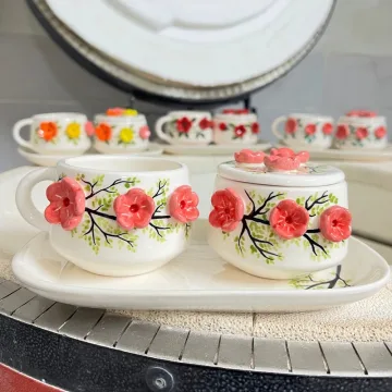 ست فنجان و قندان و سینی گلدار سرامیکی | دست‌ساز، گل‌های برجسته، هدیه‌پسند