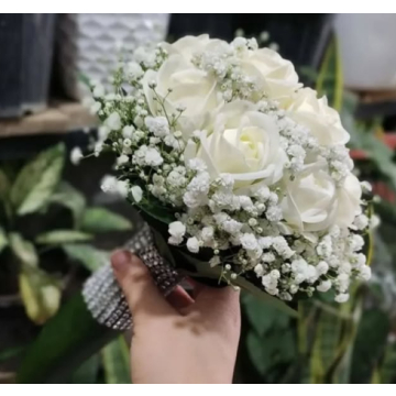 دسته گل عروس رز سفید و ژیپسوفیلا با دسته نگین‌کاری لوک?...