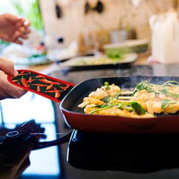 Evoio Cast Iron Skillet Handle Covers, Pot Handle Covers Heat Resistant, Heat Resistant Pan Pot Skillet Hot Handle Holder Sleeves Mitt Cover for Kitchen, BBQ and Baking Cookware (4-Pack Red Peppers)