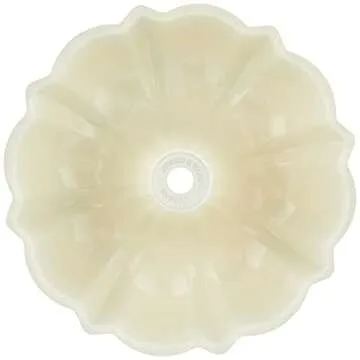 Nordic Ware Bundt Pan with Cake Keeper - 12 Cup Capacity