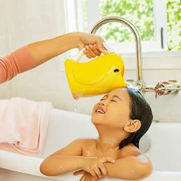 Munchkin® Duckling™ Shampoo Bath Rinser Cup, Ultra Soft and Flexible Rim, Babies, Toddlers and Kids, Yellow Duck