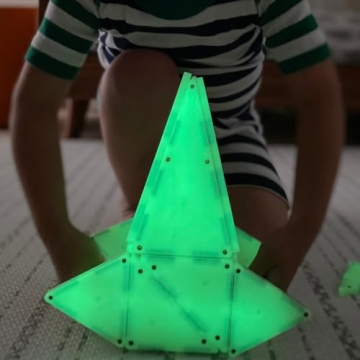 MAGNA-TILES Glow 16-Piece Magnetic Construction Set