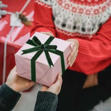 GHAMYEE Christmas Green Velvet Ribbon, 3/8 Inch x 30 Yard Vintage Single Face Spool Satin Velvet Ribbon for Christmas Wreath Decoration DIY Bow Craft Gift Wrapping Wedding Ornaments Party Home Decor
