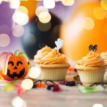 Cokiecan 600 Pcs White Cupcake Liners Standard Size Baking Cups Food-Grade Greaseproof Paper Muffin Liners, No Smell Cupcake Wrappers for Wedding Birthday Party