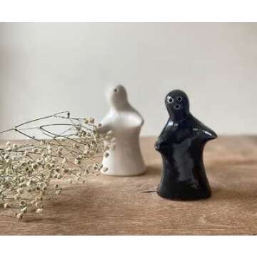 Salt and Pepper Seasoning and Spice Shakers Cute, Novelty, Modern and Vintage Hug Design Couple Set for Retro Farmhouse Home Decorative Dispenser for Kitchen Black and White