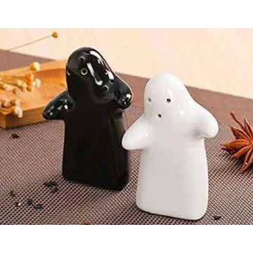 Salt and Pepper Seasoning and Spice Shakers Cute, Novelty, Modern and Vintage Hug Design Couple Set for Retro Farmhouse Home Decorative Dispenser for Kitchen Black and White