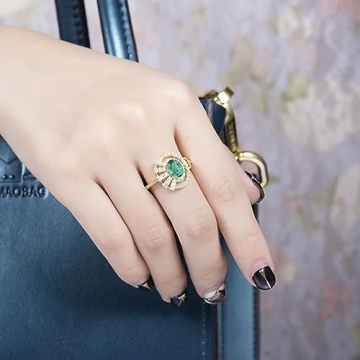 Elegant 18K Yellow Gold Pave Diamond Ring with Emerald