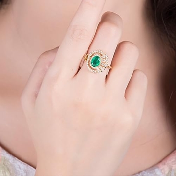 Elegant 18K Yellow Gold Pave Diamond Ring with Emerald
