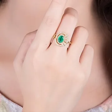 Elegant 18K Yellow Gold Pave Diamond Ring with Emerald