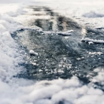 Snow Joe Pellets of Fire Ice Melter for Driveways, Sidewalks, & Concrete, 20 Pounds, Black