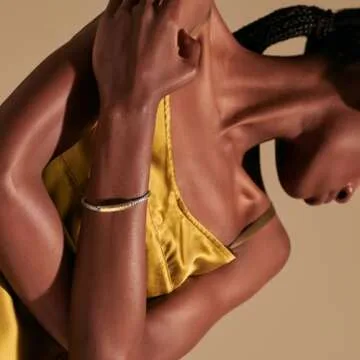 John Hardy WOMEN's Classic Chain Hammered 18K Gold and Silver Extra-Small Bracelet 5mm with Pusher Clasp with Black Sapphire (Medium)